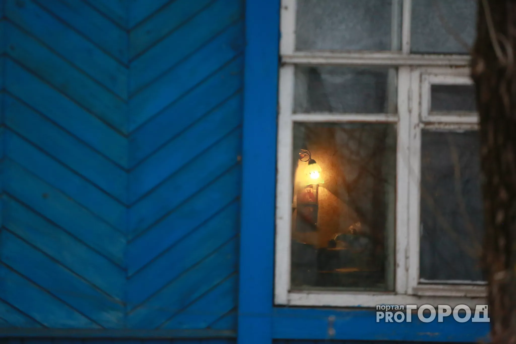 Фото к статье: В Чебоксарах мужчина залез в спальню к своей бывшей жене и ее возлюбленному