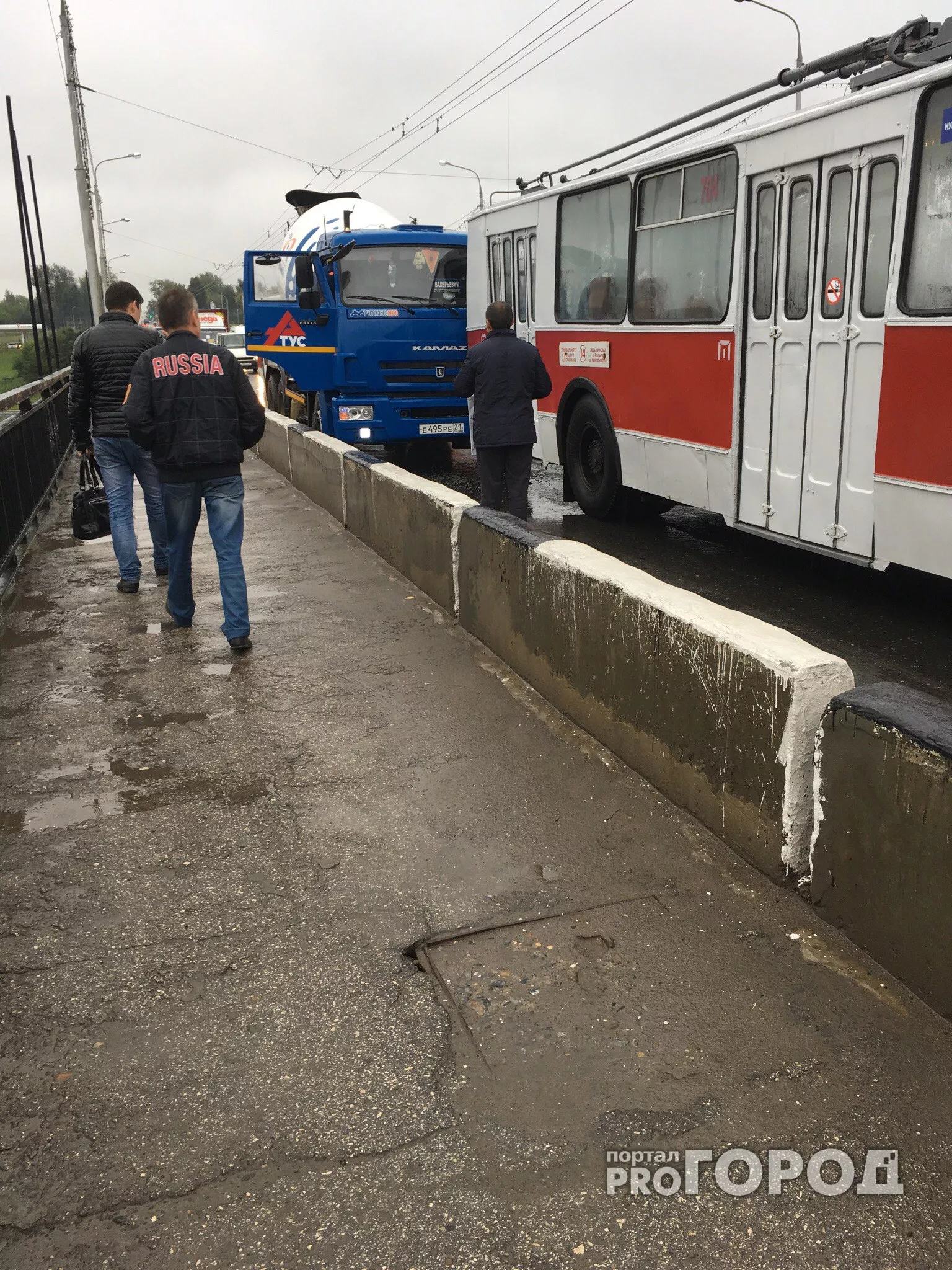 Фото к статье: В Чебоксарах КамАЗ въехал в троллейбус с пассажирами