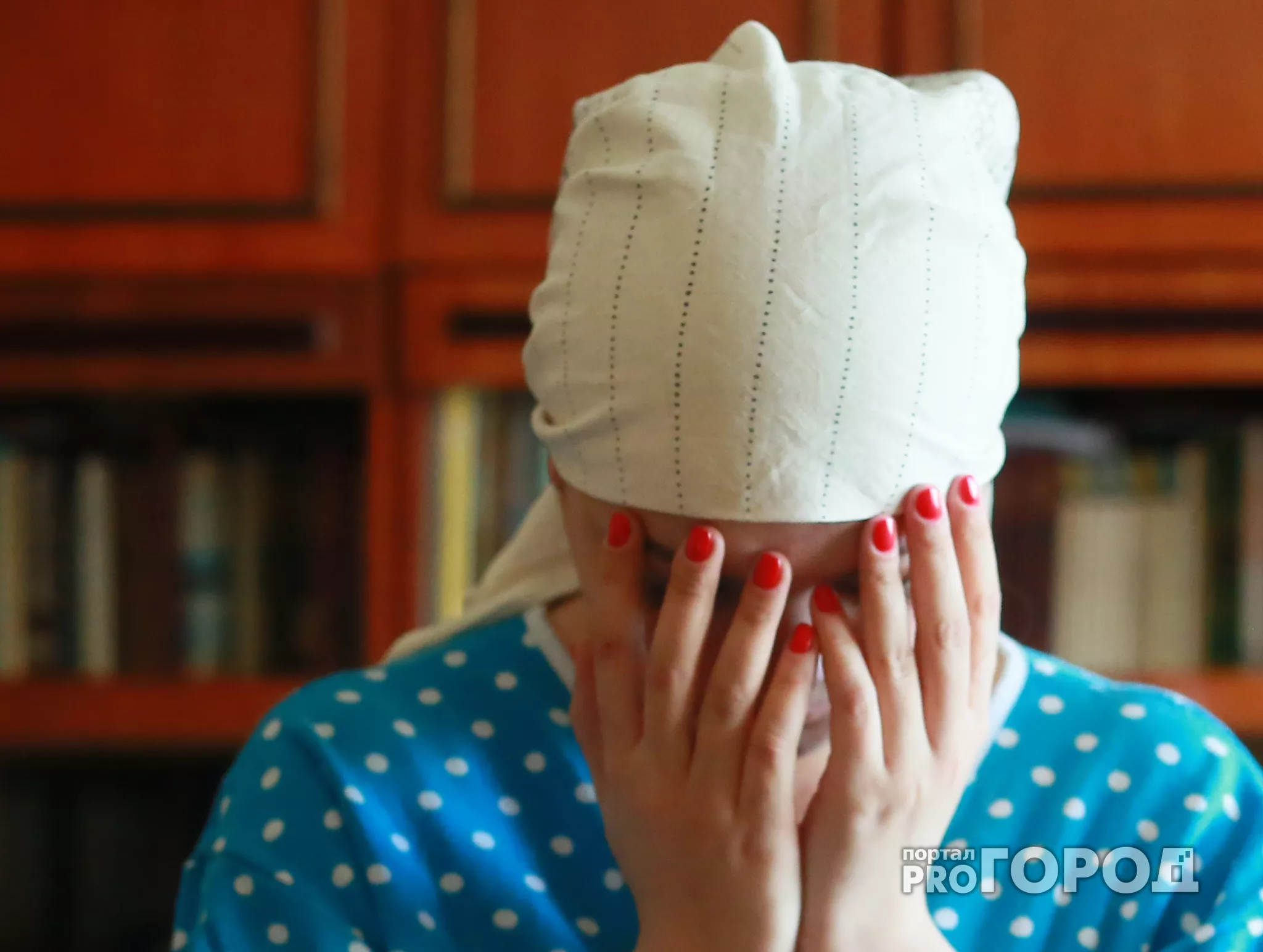 Фото к статье: В Чувашии мужчина средь бела дня избил мать около дома