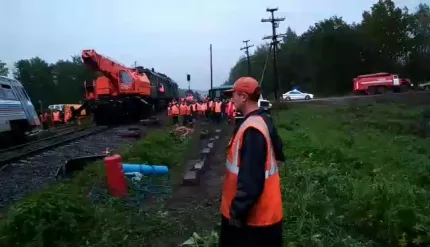Фото к статье: В Ибресинском районе 65 человек работали на месте ДТП с поездом и грузовиком