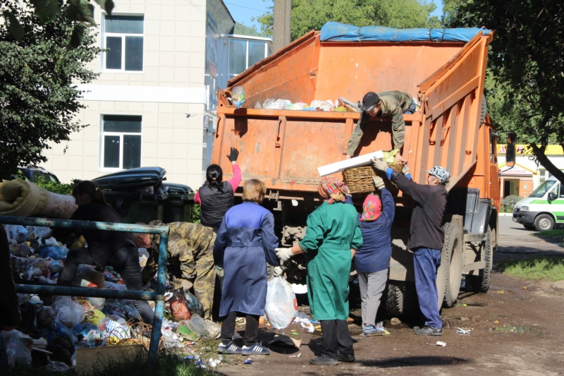 Новочебоксарские дворы освобождают от мусора