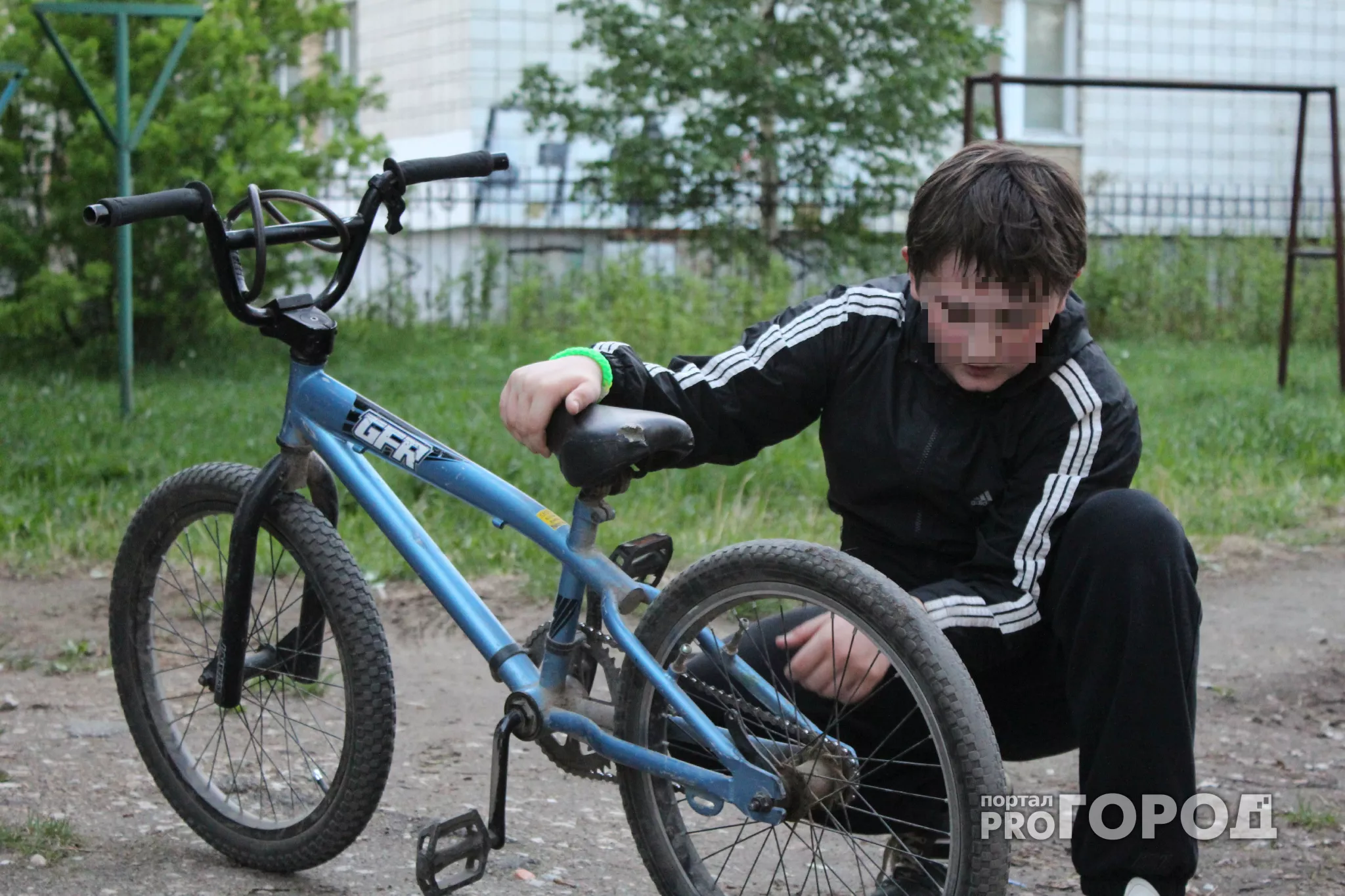 Фото к статье: В Чебоксарах задержали «видеоблогера», который обидел юного велосипедиста