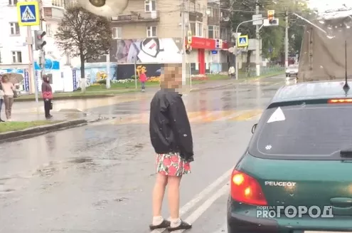 Фото к статье: В Чебоксарах по середине дороги бродит девушка в тапочках