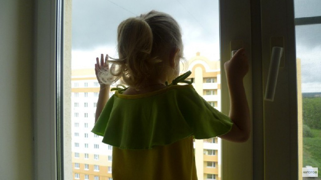 В Чебоксарах из-за сквозняка 2-летний ребенок оказался один