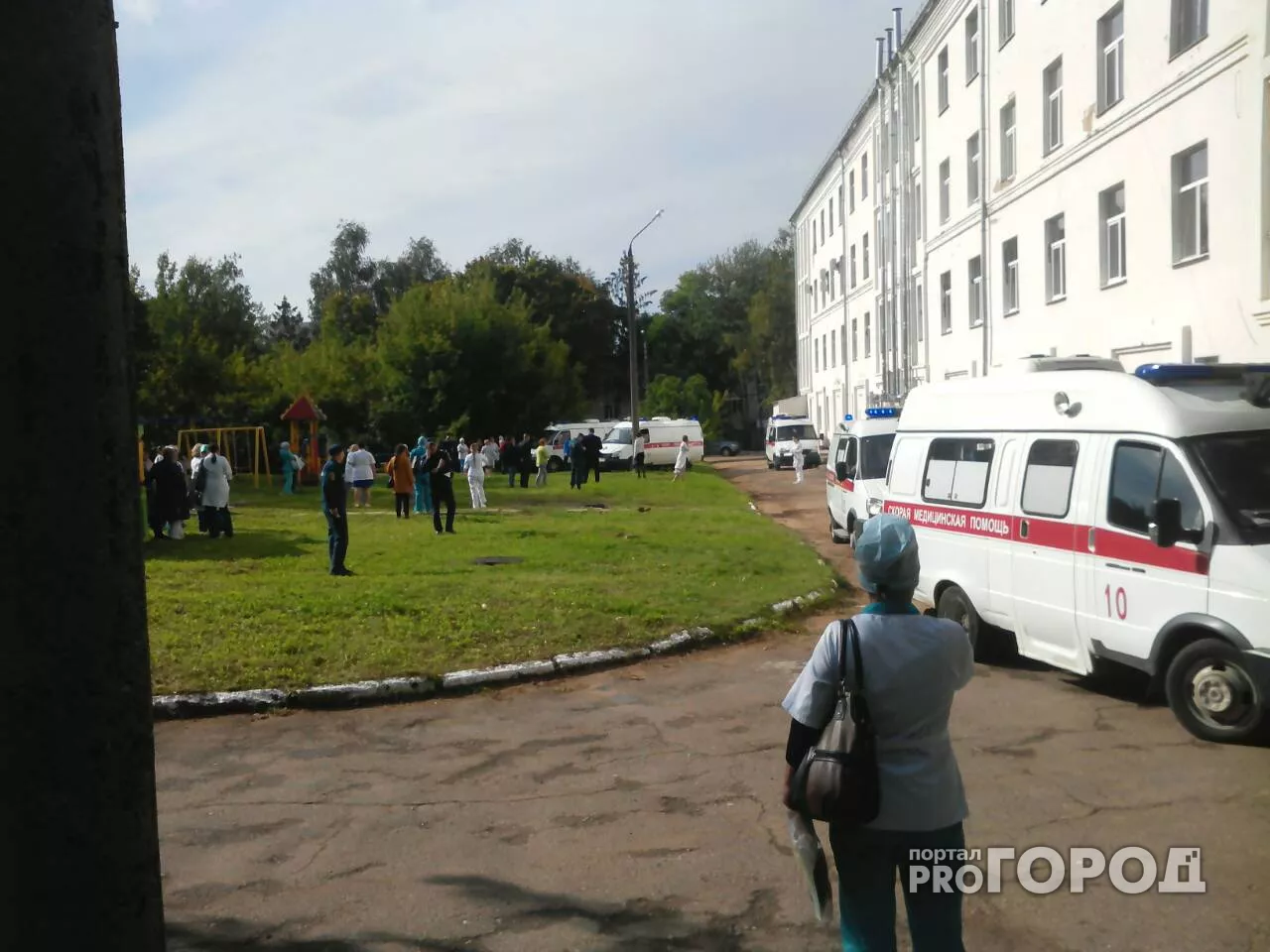 Фото к статье: В Чебоксарах из больницы эвакуировали 126 детей