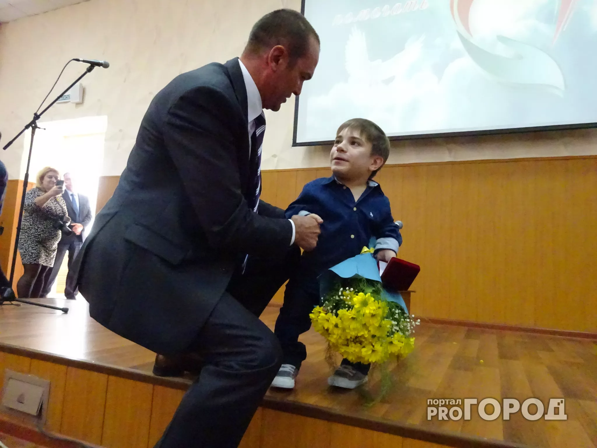 Фото к статье: В чебоксарской больнице выступил победитель шоу «Голос. Дети»