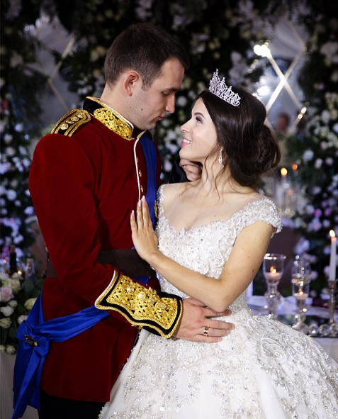 В Чебоксарах молодые миллионеры сыграли свадьбу в королевском стиле