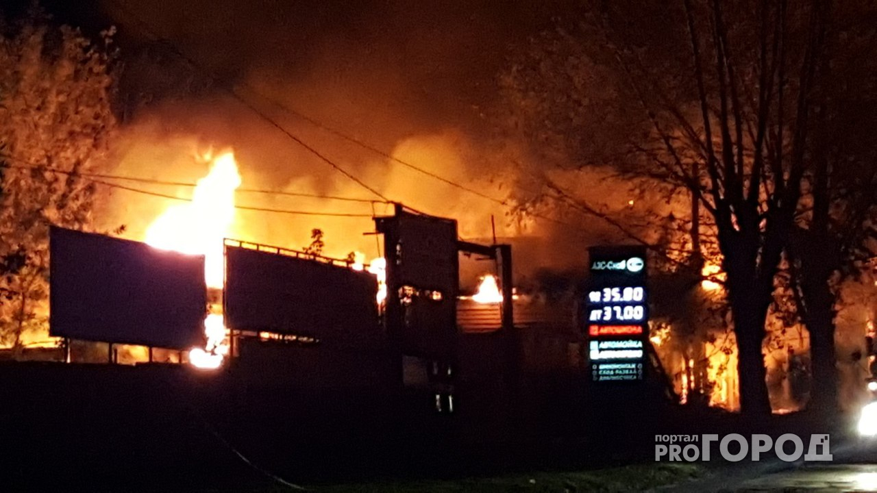 В Чебоксарах ночью загорелись несколько зданий