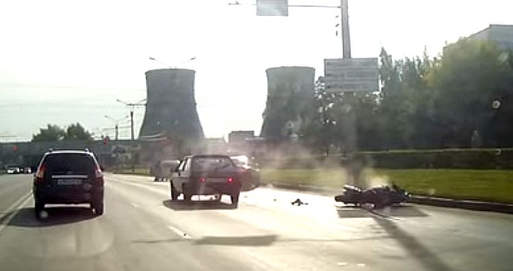 Видео ДТП в Чебоксарах: странное столкновение мотоцикла и автомобиля