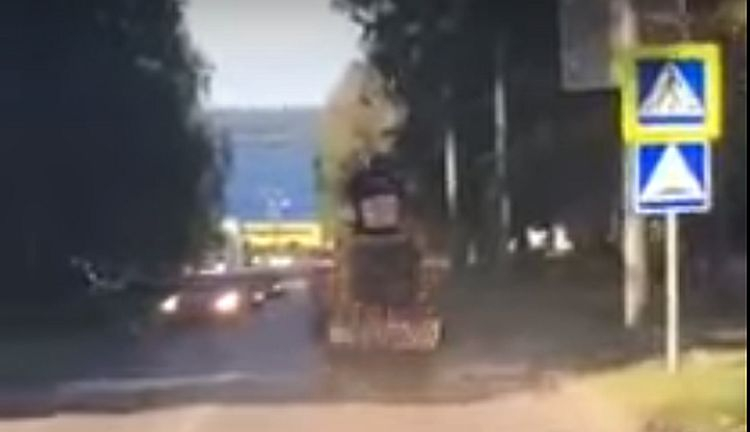 В Чебоксарах дорожный каток разогнался до необычной скорости
