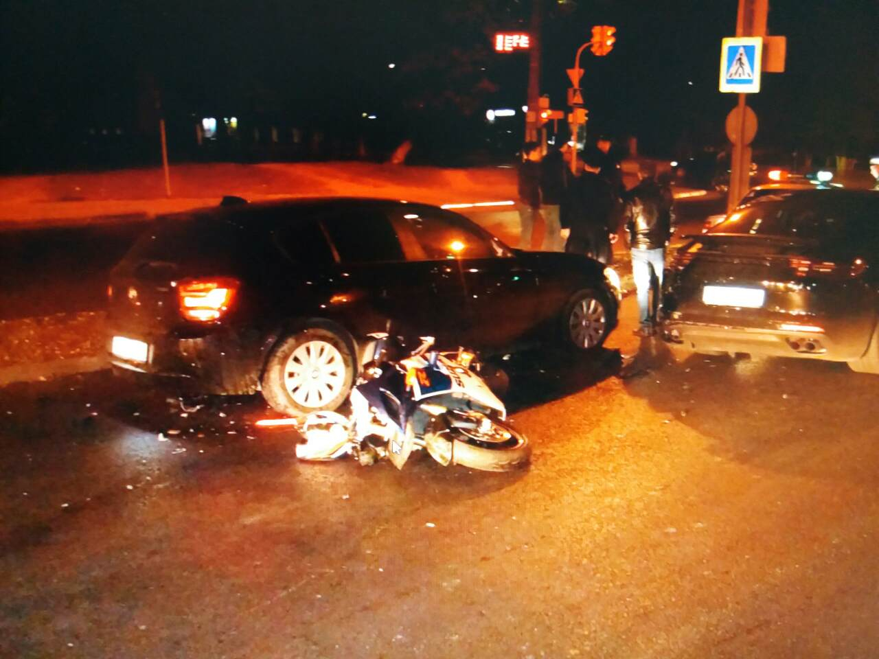 В Чебоксарах пьяный мотоциклист врезался в две иномарки
