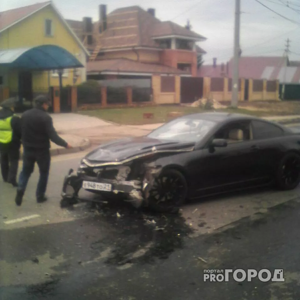 Фото к статье: В Чебоксарах BMW на скорости въехала в КамАЗ с грузовым краном