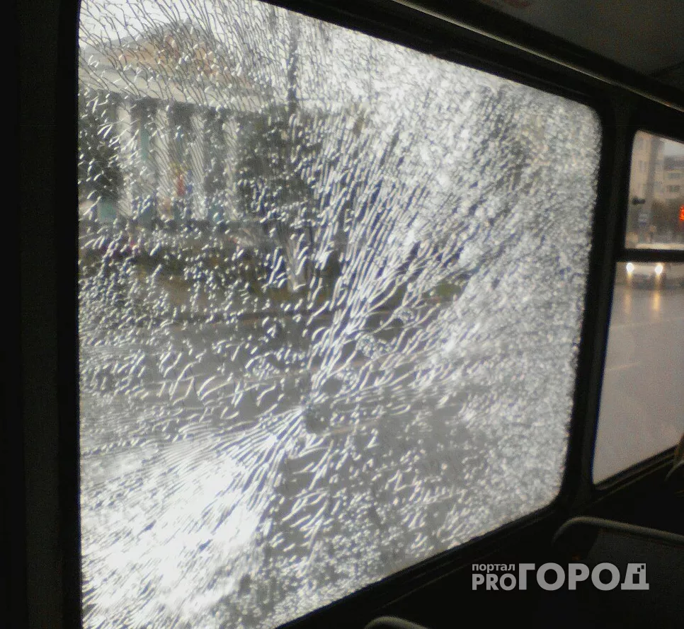 Фото к статье: Чебоксарцы сообщают о том, что с утра в городе расстреляли троллейбус