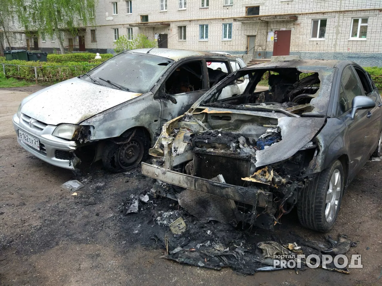 Фото к статье: В Чебоксарах ночью во дворе дома загорелся автомобиль