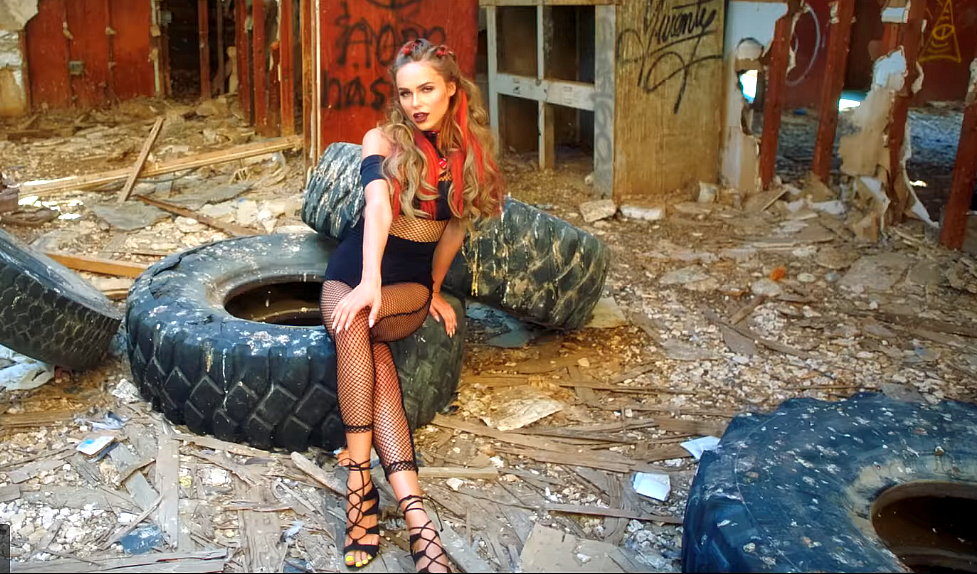 Чебоксарка выпустила клип на песню "Пули", который снимался в США