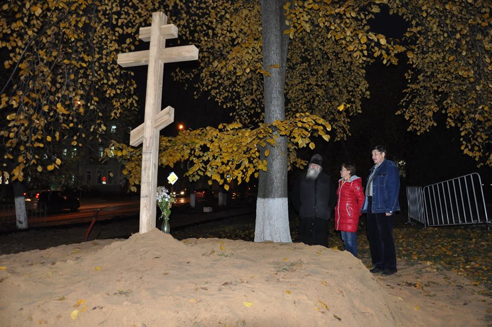 В сквере Константина Иванова поставили крест