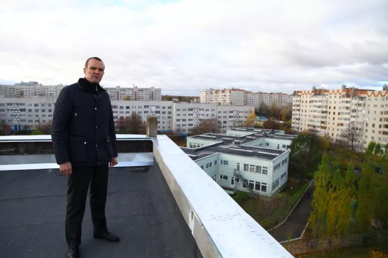 Фото к статье: Глава Чувашии залез на крыши и спустился в подвалы жилых домов