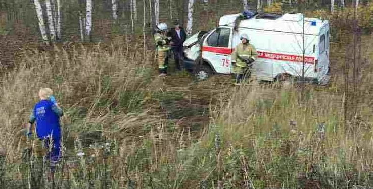 Фото к статье: В Канашском районе опрокинулась скорая, пострадали 4 человека