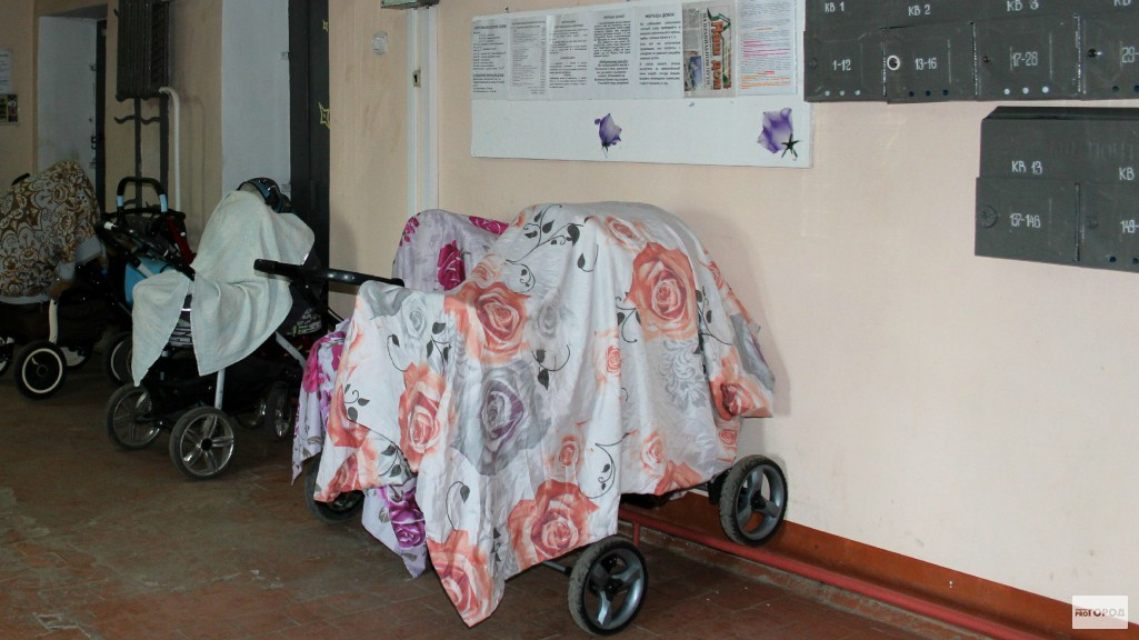 В Чебоксарах в подъезде сгорела детская коляска
