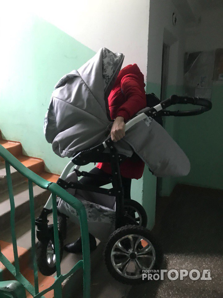 В Северо-Западном районе больше двух лет мамочки тащат коляски на себе