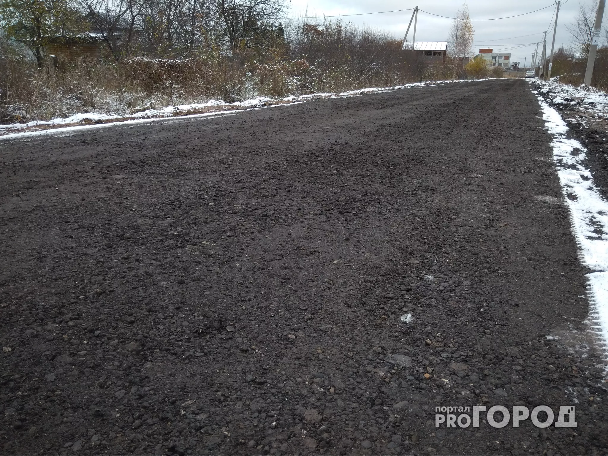 Фото к статье: В Кугесях автомобилисты подозревают, что им положили старый асфальт