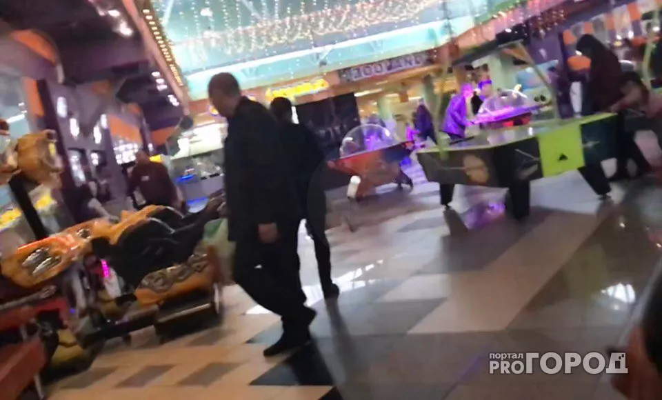 Фото к статье: В Чебоксарах на сеансах "Матильды" зрителей проверяют металлоискателем