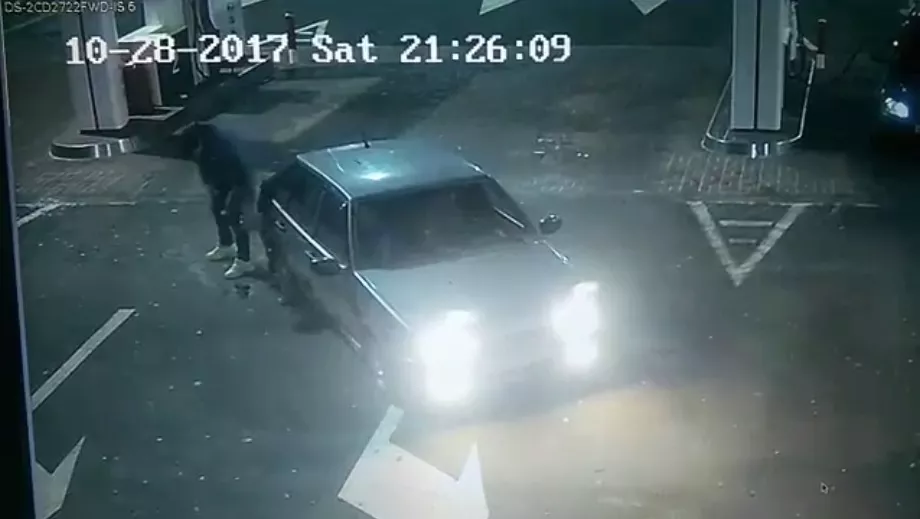 Фото к статье: В Чувашии водитель вырвал заправочный пистолет и попытался сбежать