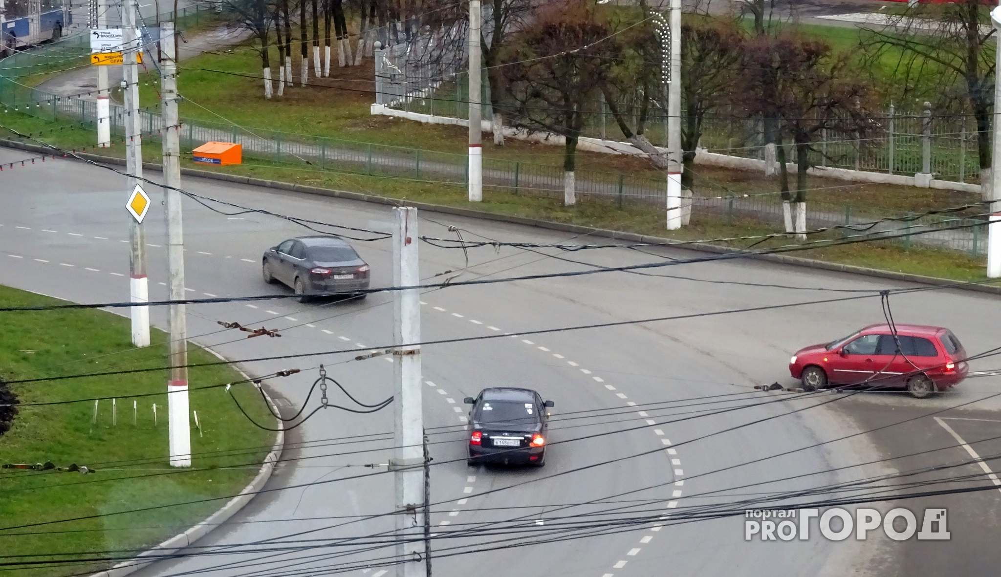 Медведев внес поправки в ПДД о круговом движении на перекрестках