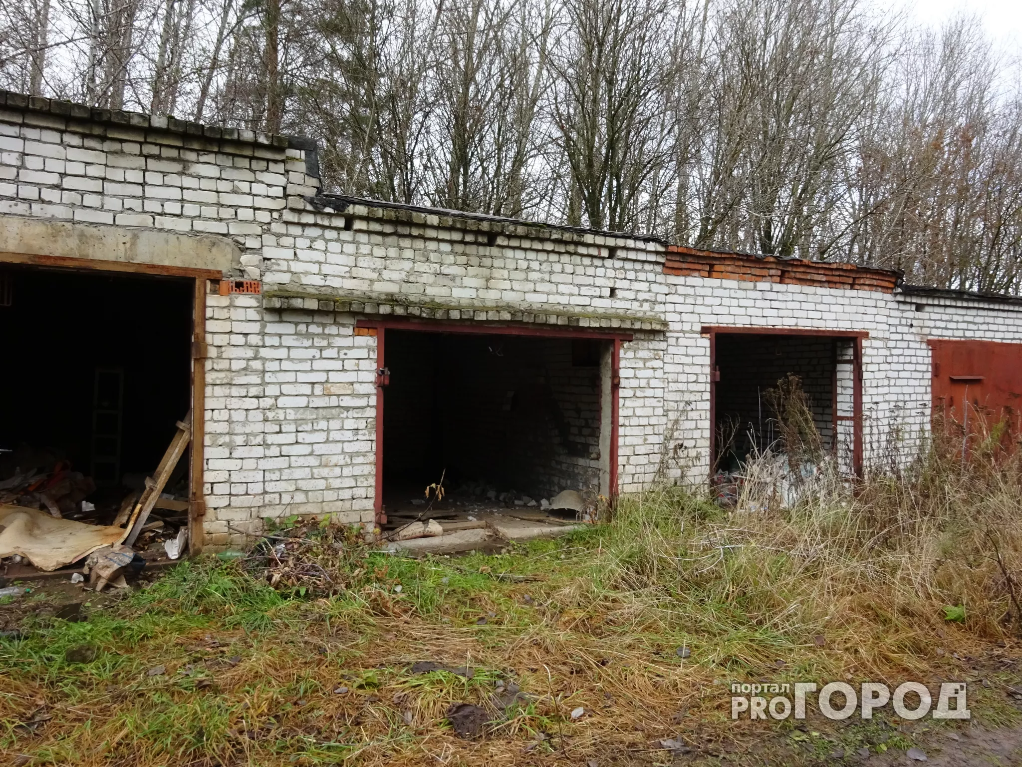 Фото к статье: В Новочебоксарске около 30 гаражей остались без ворот