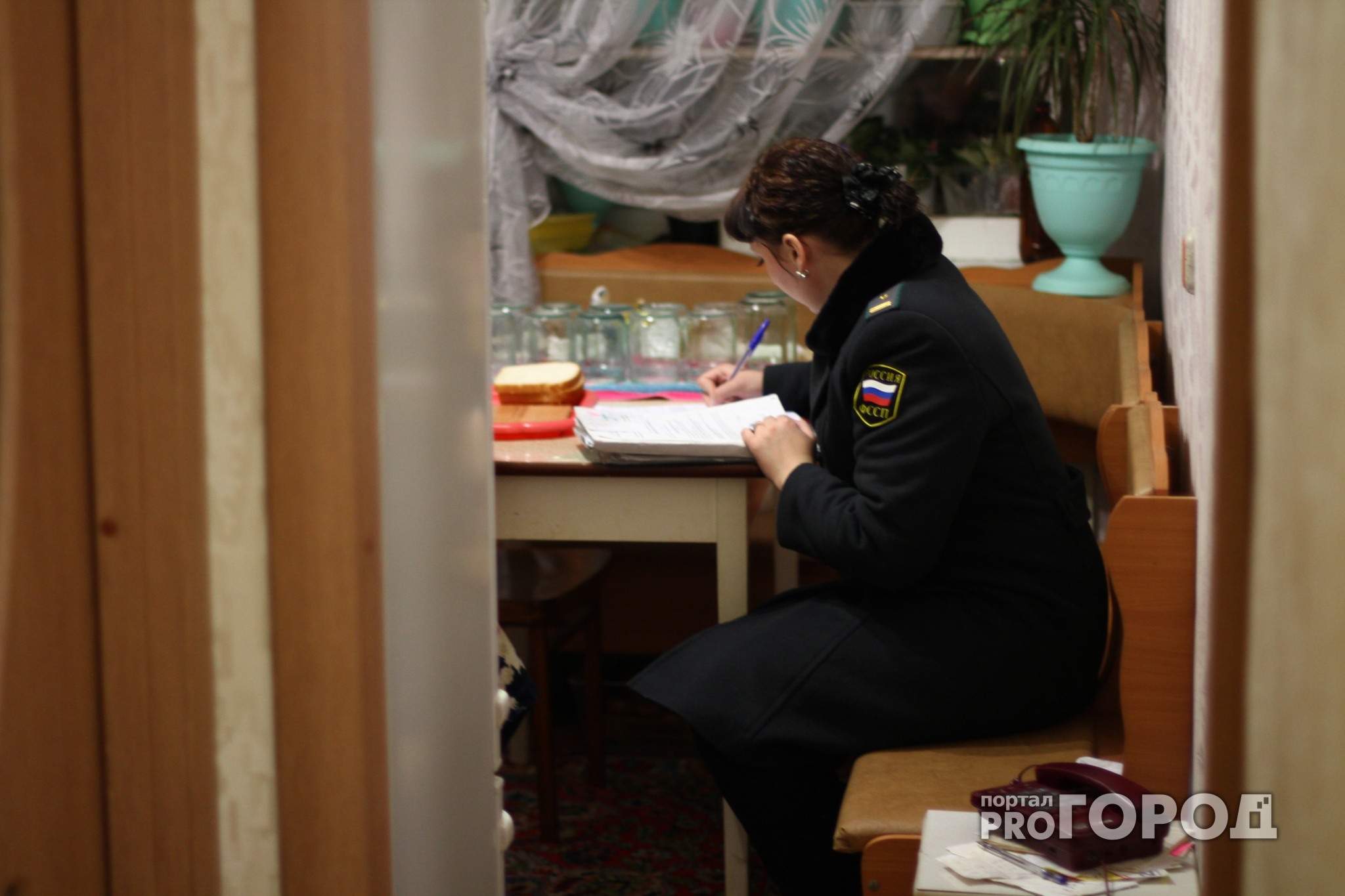 В Новочебоксарске молодая женщина скрутила судебного пристава