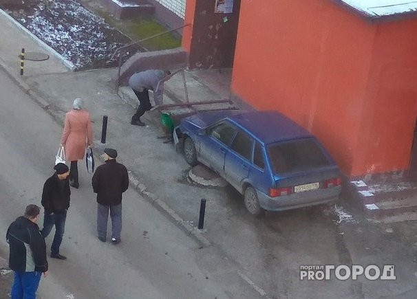 В Новочебоксарске во дворе дома водитель устроил дрифт и врезался в подъезд