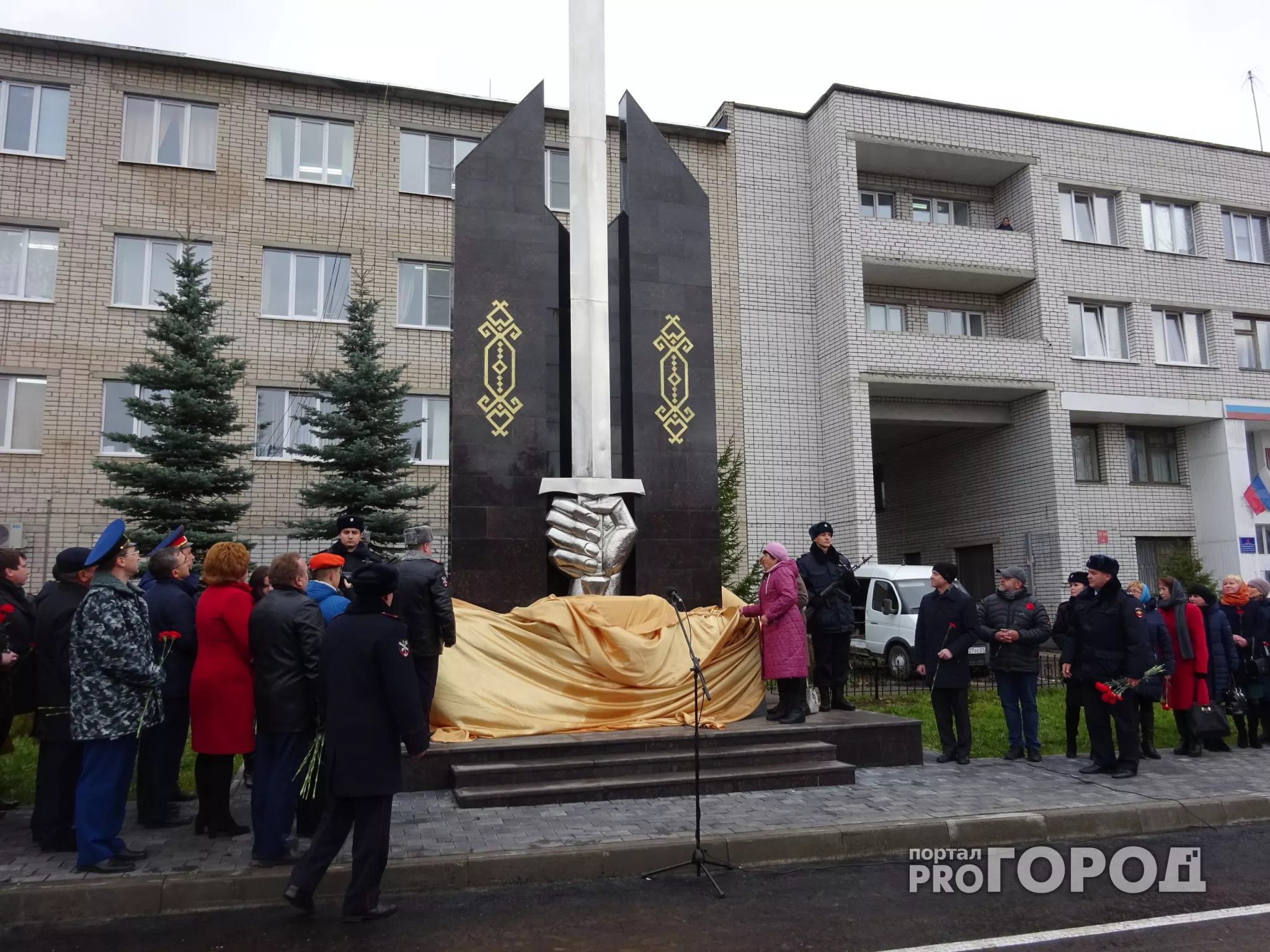 Фото к статье: В Новочебоксарске открыли 7- метровый памятник полицейским