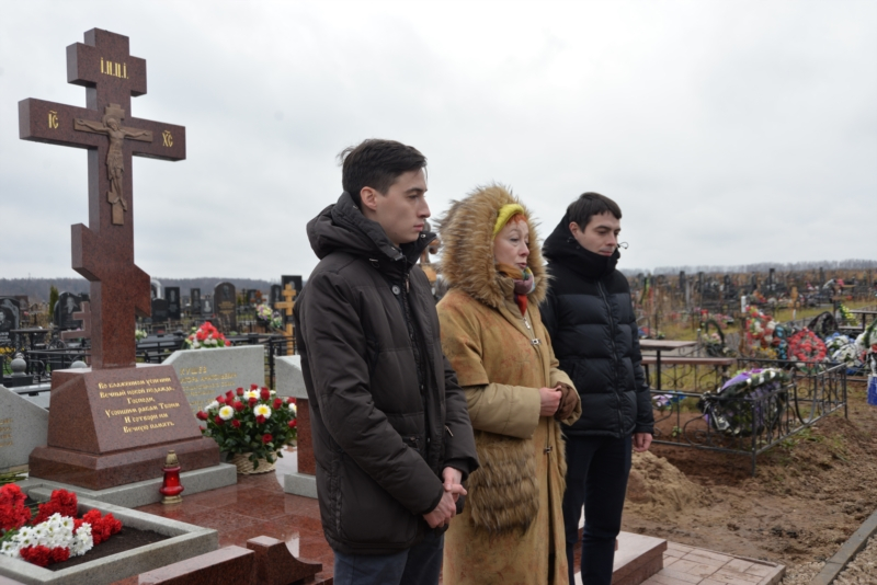 В Чувашии на кладбище открыли памятник депутату Госсовета
