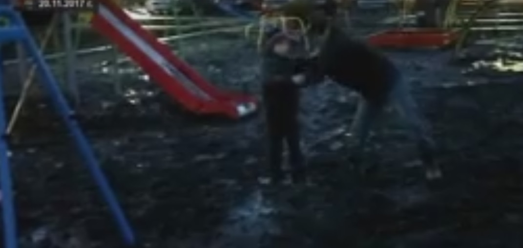 Следователи разберутся, по чьей вине ребенок застрял в грязи на детской площадке в Чувашии