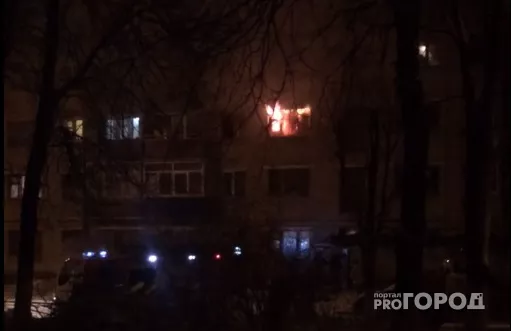 Фото к статье: В Новочебоксарске из горящего жилого дома эвакуировали людей