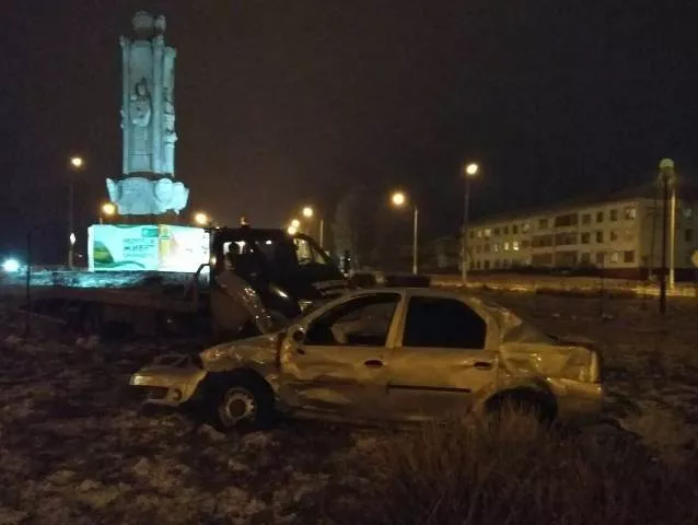 Фото к статье: В Цивильске водитель потерял двигатель автомобиля, заехав на дорожное кольцо