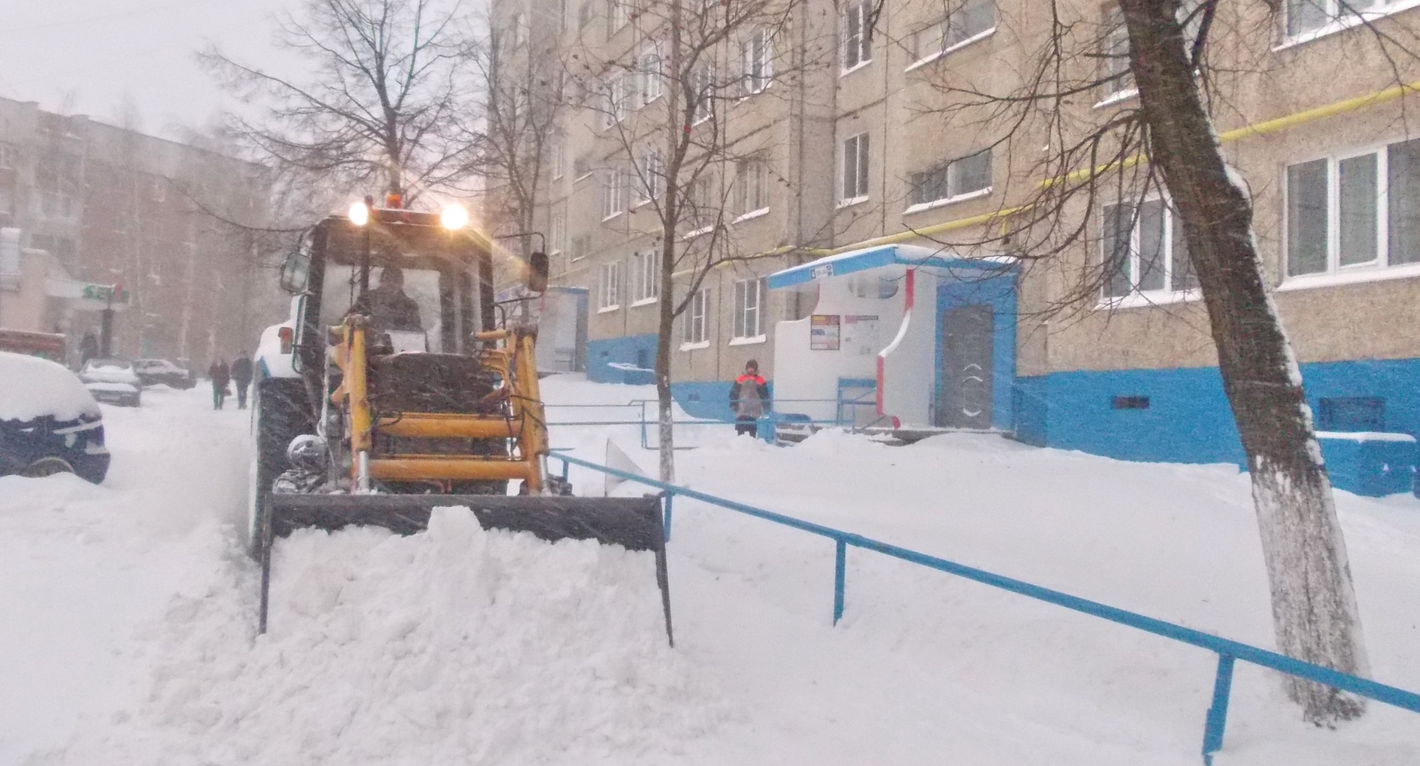 В Чебоксарах продолжается уборка снега и расчистка улиц