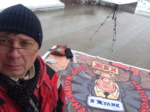 Фото к статье: Чебоксарец устроил одиночный пикет на площади Республики