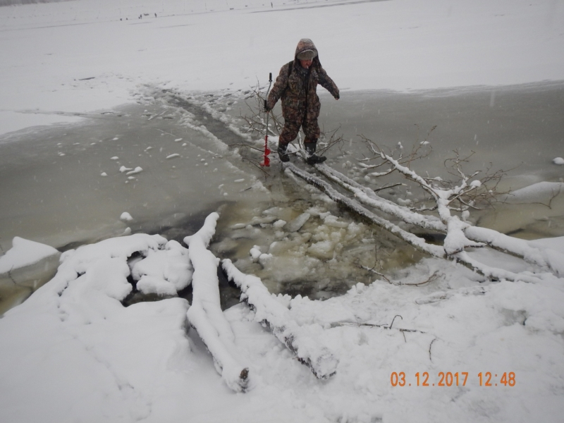 Новочебоксарские рыбаки выходят на лед несмотря на запрет