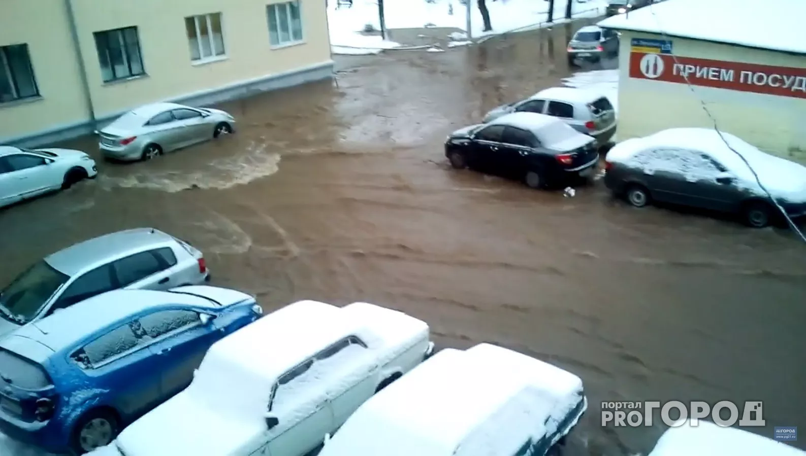 Фото к статье: В Чебоксарах затопило центр города