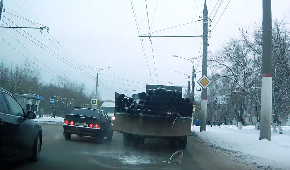 Пункт назначения по-чебоксарски: грузовик с трубами перекрыл дорогу