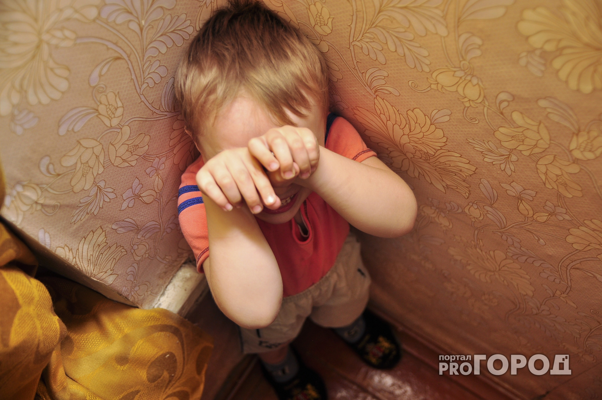 В Чебоксарах ребенок попал в беду, пока его мать чистила санки