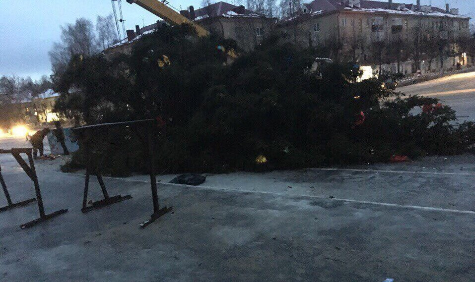 В Шумерле рухнула главная новогодняя елка