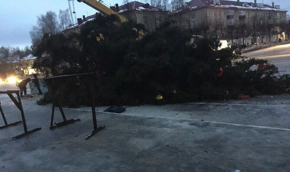 Фото к статье: В Шумерле рухнула главная новогодняя елка