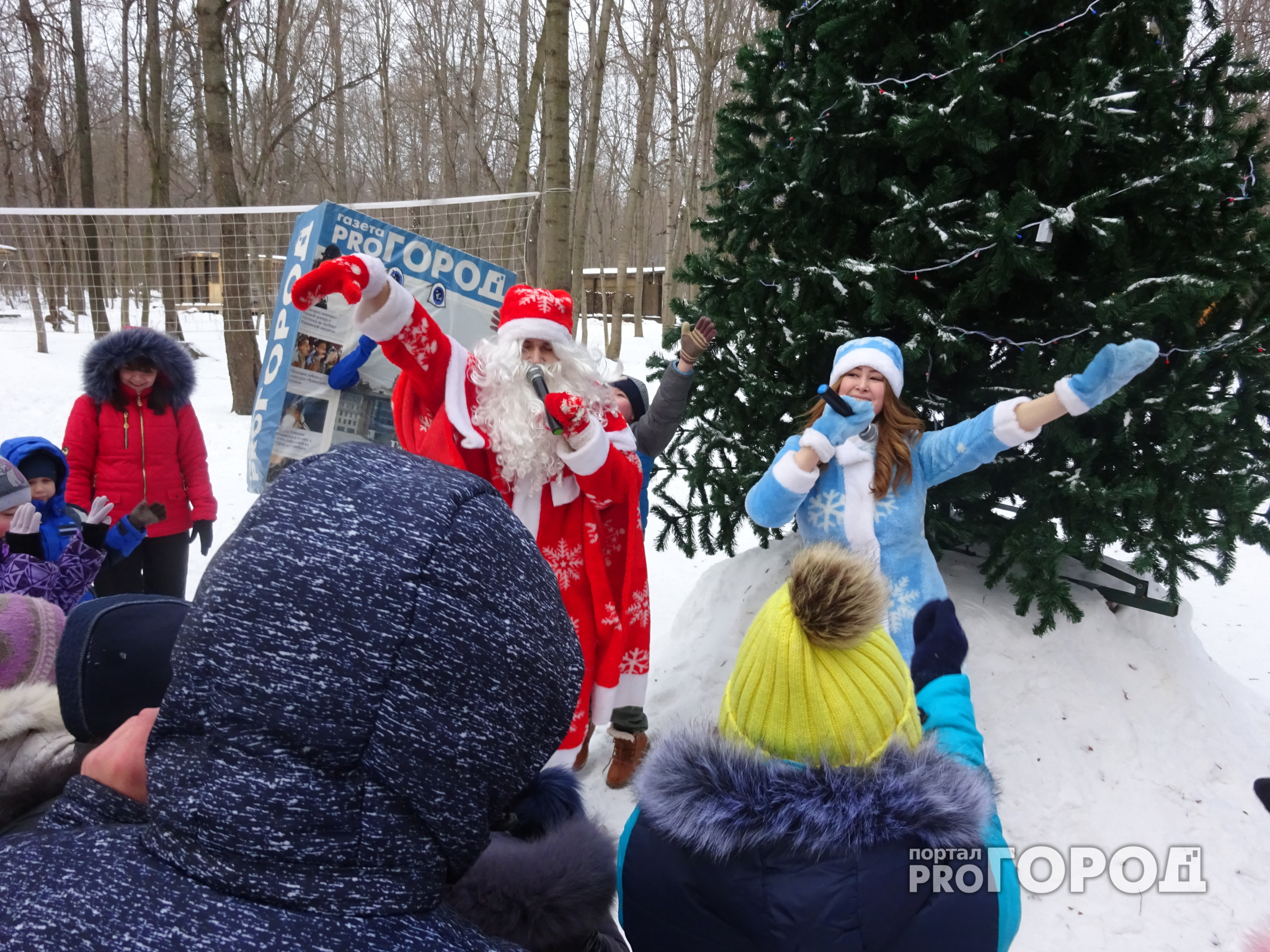 В Чебоксарах сотня детей получила подарки от Деда Мороза и Снегурочки