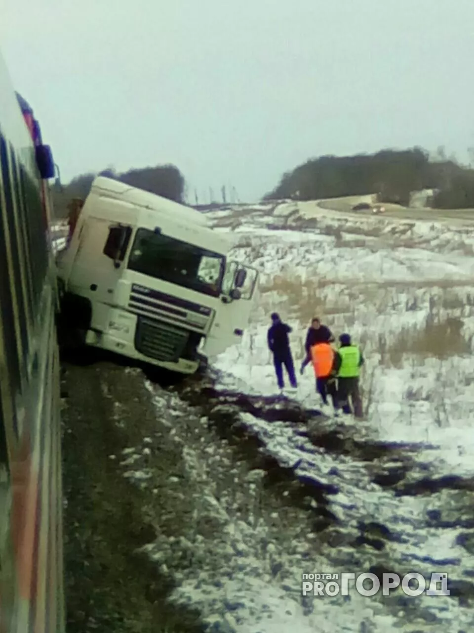 Фото к статье: В Цивильском районе поезд снес фуру, есть пострадавшие