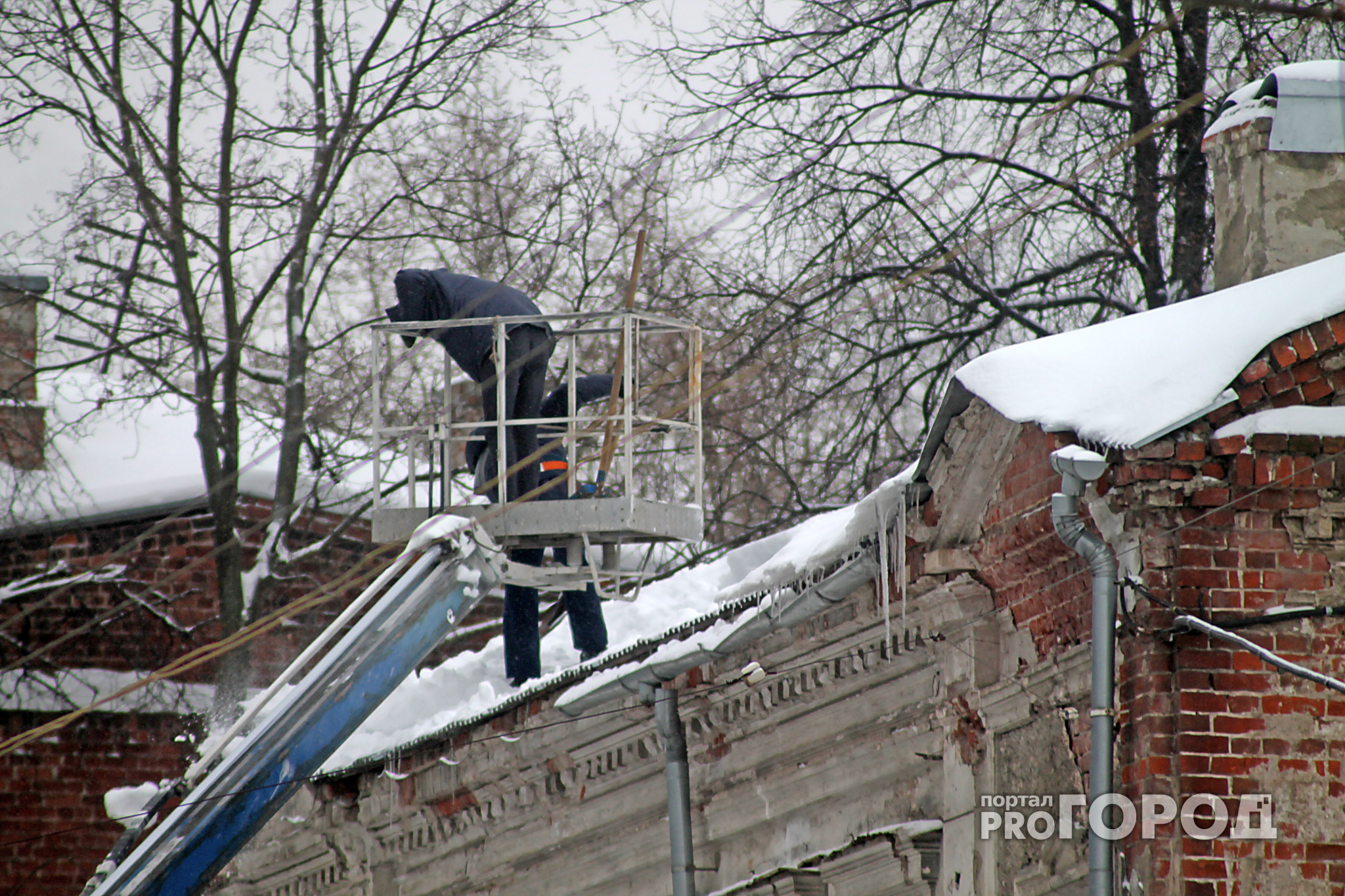 Мужчина из Чувашии чистил снег и упал с крыши