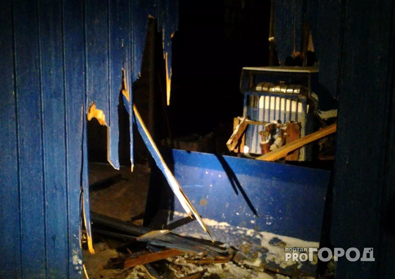 Фото к статье: В Чувашии злой тракторист снес ворота двух соседей