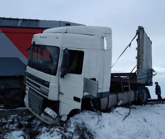 Фото к статье: В Чувашии водителя попавшей под поезд фуры наказали за 4 нарушения