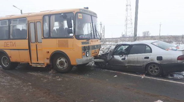 В Алатырском районе три человека пострадали в ДТП со школьным автобусом и легковушкой